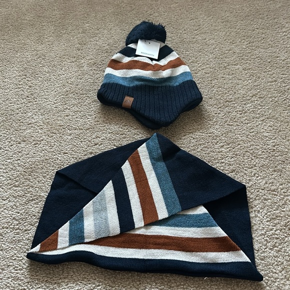 Child’s hat and scarf - Picture 6 of 10